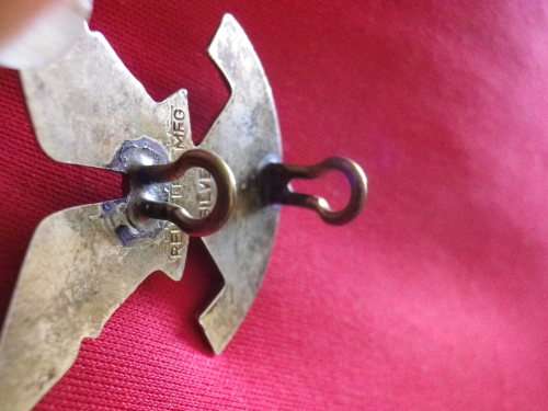 RHODESIA - SELOUS SCOUTS  OFFICERS SILVER  BERET BADGE - SEE MORE COMMENT BELOW  (V161)