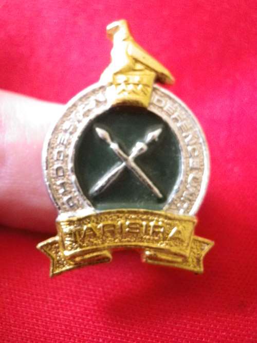 RHODESIAN DEFENCE UNIT BI COLOURED ANODISED + ENAMEL CAP BADGE - (4747)