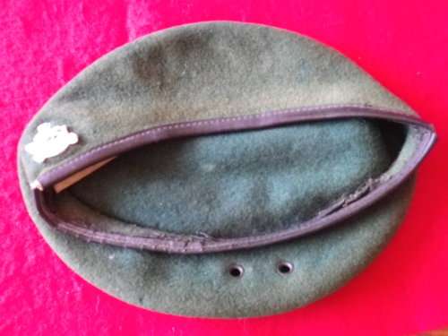 RHODESIAN LIGHT INFANTRY -BERET + SILVER ANODISED BADGE  - RIM APPROX  52 CM / 20.5" (4752)