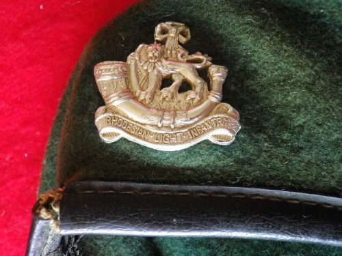 RHODESIAN LIGHT INFANTRY -BERET + SILVER ANODISED BADGE  - RIM APPROX  52 CM / 20.5" (4752)
