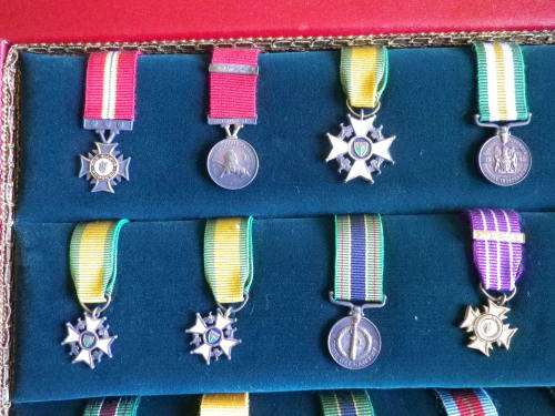 "RHODESIAN HONOURS & AWARDS" - REUTELER SET NO 456 -  34 MINIATURE MEDALS IN ORIGINAL CASE - (4766)
