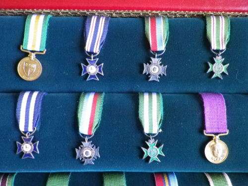 "RHODESIAN HONOURS & AWARDS" - REUTELER SET NO 456 -  34 MINIATURE MEDALS IN ORIGINAL CASE - (4766)