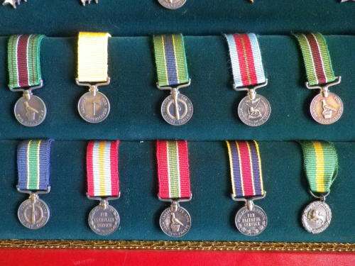 "RHODESIAN HONOURS & AWARDS" - REUTELER SET NO 456 -  34 MINIATURE MEDALS IN ORIGINAL CASE - (4766)
