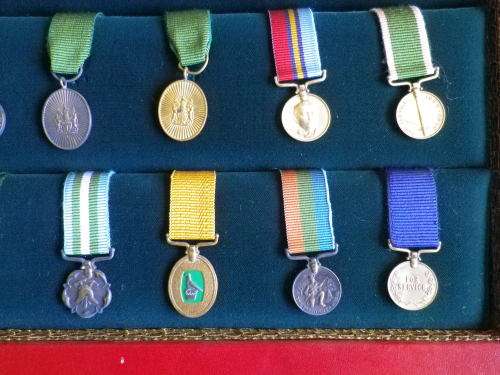 "RHODESIAN HONOURS & AWARDS" - REUTELER SET NO 456 -  34 MINIATURE MEDALS IN ORIGINAL CASE - (4766)