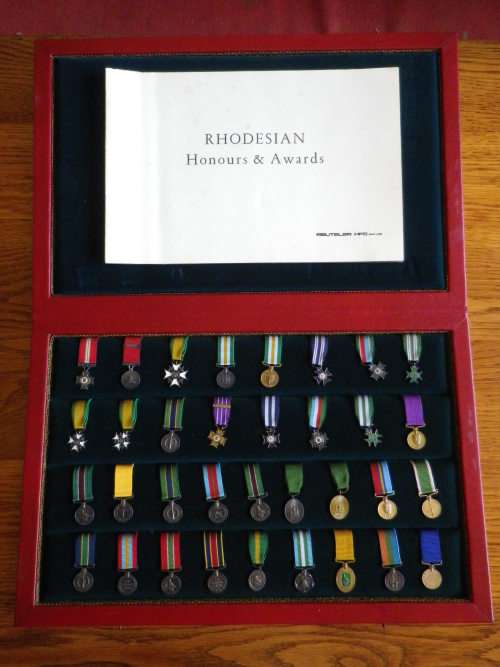 "RHODESIAN HONOURS & AWARDS" - REUTELER SET NO 456 -  34 MINIATURE MEDALS IN ORIGINAL CASE - (4766)