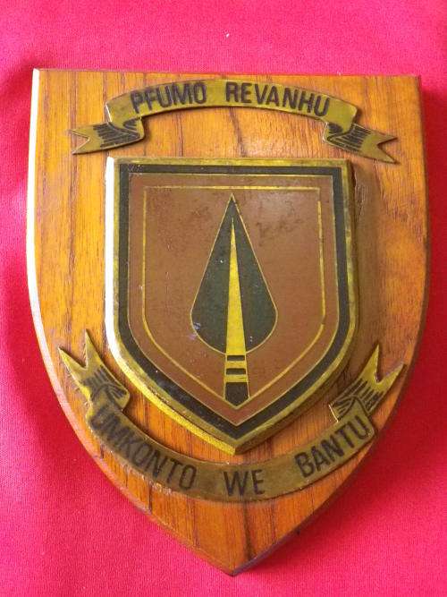 PFUMO REVANHU PLAQUE - UDI PERIOD  - UNCOMMON  MINOR TARNISH   (4833)