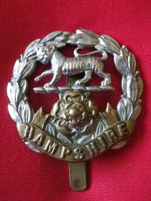 GREAT BRITAIN - HAMPSHIRE REGT.  BI METAL CAP  BADGE, AS WORN WW1  (2122)