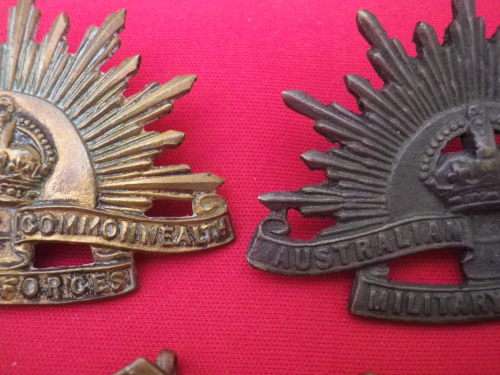AUSTRALIA - 2 X K/C HEADDRESS BADGES -  BI/M + COPPER? + 2 SHOULDER TITLES   (5122)