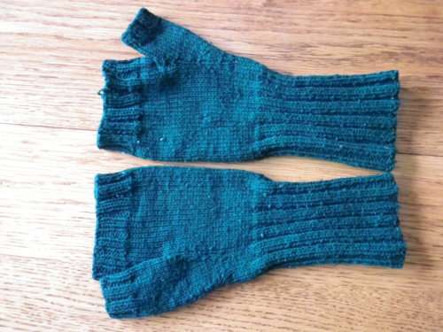 RHODESIAN ARMY - ISSUED WINTER WOOLEN GLOVES FOR USE ON VEHICLES ETC    (1268)