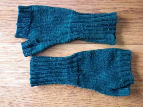 RHODESIAN ARMY - ISSUED WINTER WOOLEN GLOVES FOR USE ON VEHICLES ETC    (1268)