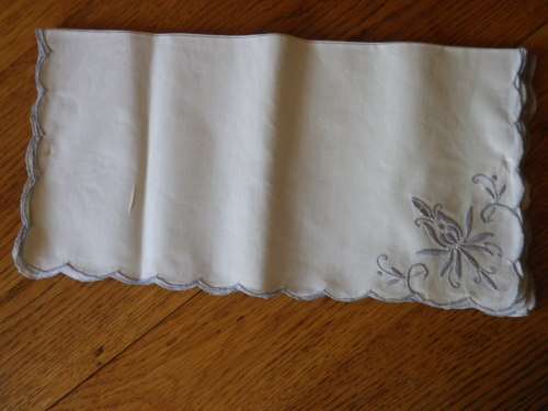 8 X BEAUTIFUL MEDEIRA SERVIETTES 41 CM SQUARED AS NEW - STILL ATTACHED   (5205)