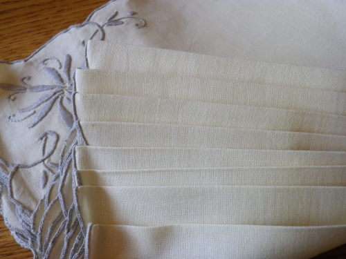 8 X BEAUTIFUL MEDEIRA SERVIETTES 41 CM SQUARED AS NEW - STILL ATTACHED   (5205)