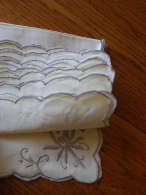 8 X BEAUTIFUL MEDEIRA SERVIETTES 41 CM SQUARED AS NEW - STILL ATTACHED   (5205)