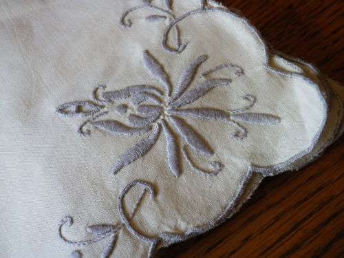 8 X BEAUTIFUL MEDEIRA SERVIETTES 41 CM SQUARED AS NEW - STILL ATTACHED   (5205)