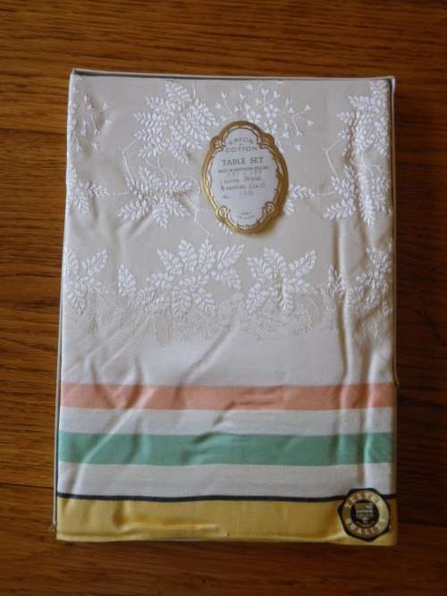 COURTAULDS IRISH LINEN TABLE CLOTH (127CM X 173CM) + 6 NAPKINS - AS NEW STILL IN BOX BEAUTIFUL -