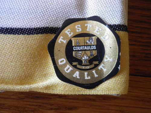 COURTAULDS IRISH LINEN TABLE CLOTH (127CM X 173CM) + 6 NAPKINS - AS NEW STILL IN BOX BEAUTIFUL -