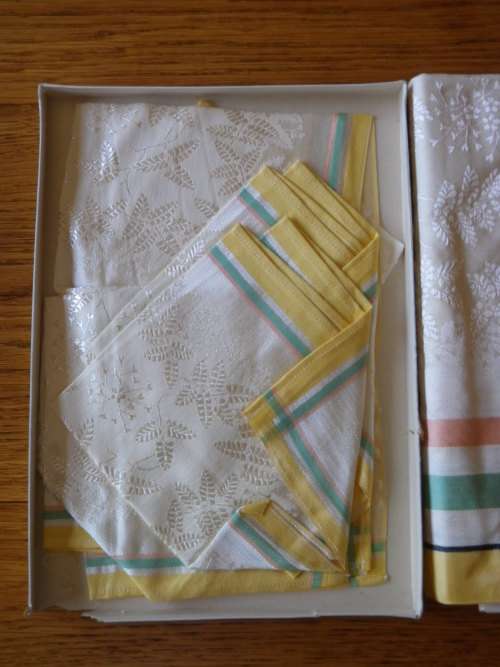 COURTAULDS IRISH LINEN TABLE CLOTH (127CM X 173CM) + 6 NAPKINS - AS NEW STILL IN BOX BEAUTIFUL -
