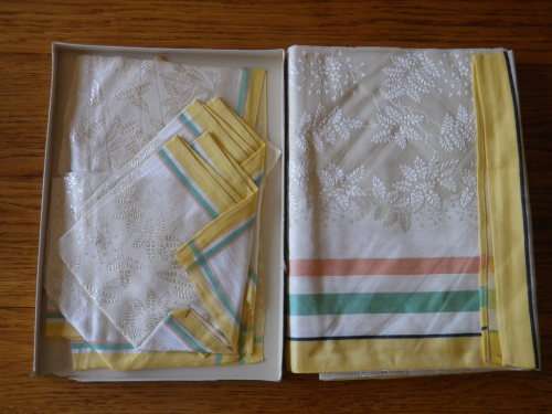 COURTAULDS IRISH LINEN TABLE CLOTH (127CM X 173CM) + 6 NAPKINS - AS NEW STILL IN BOX BEAUTIFUL -