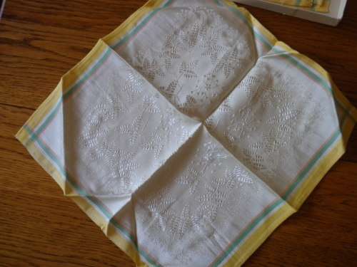 COURTAULDS IRISH LINEN TABLE CLOTH (127CM X 173CM) + 6 NAPKINS - AS NEW STILL IN BOX BEAUTIFUL -