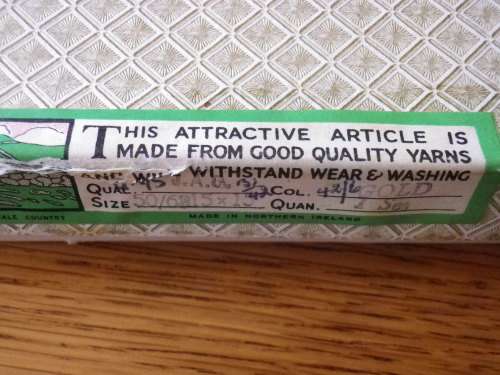 COURTAULDS IRISH LINEN TABLE CLOTH (127CM X 173CM) + 6 NAPKINS - AS NEW STILL IN BOX BEAUTIFUL -