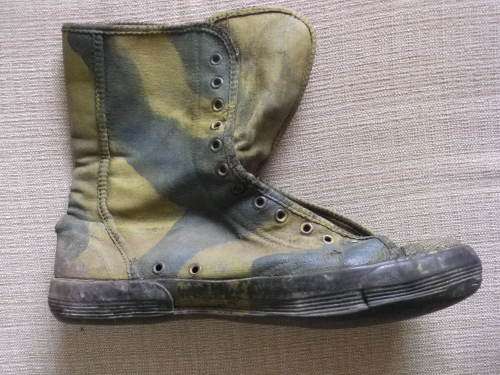 RHODESIAN ARMY ANTI-TRACKER CANVAS SHOES - CAMO HAND PAINTED,LARGE SIZE - AN EXCELLENT BUY!!  (5259)