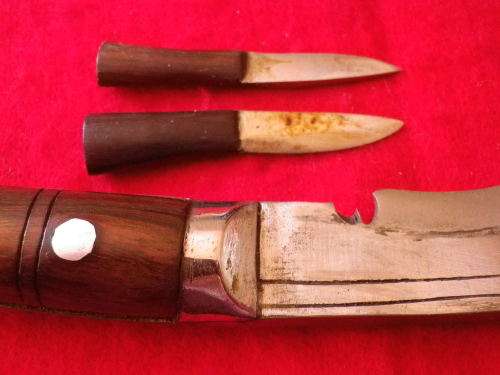 MODERN KUKRI KNIFE + SHEATH WITH ASSOCIATE MINI KNIFE + STILETTO.  BLADE 16 CM TOTAL L 29.8 CM (2628