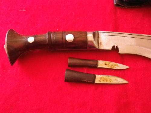 MODERN KUKRI KNIFE + SHEATH WITH ASSOCIATE MINI KNIFE + STILETTO.  BLADE 16 CM TOTAL L 29.8 CM (2628