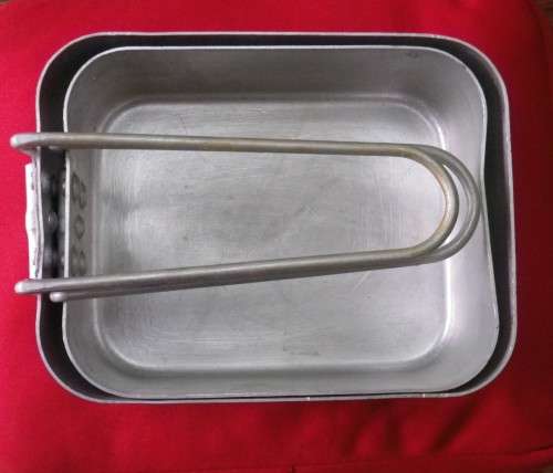 RHODESIAN ARMY ISSUED PAIR MESS TINS     (3166)