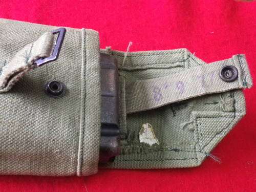RHODESIAN ARMY - SINGLE AMMO POUCH + FN  FAL MAG - POUCH DATED 1977  (3241)