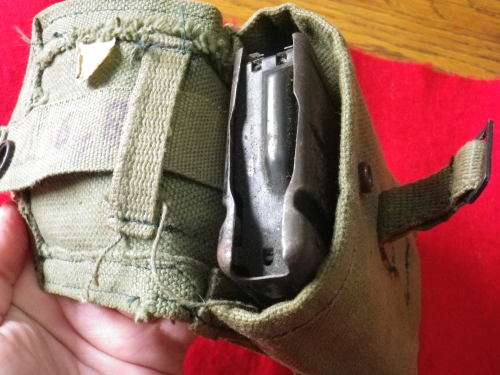 RHODESIAN ARMY - SINGLE AMMO POUCH + FN  FAL MAG - POUCH DATED 1977  (3241)