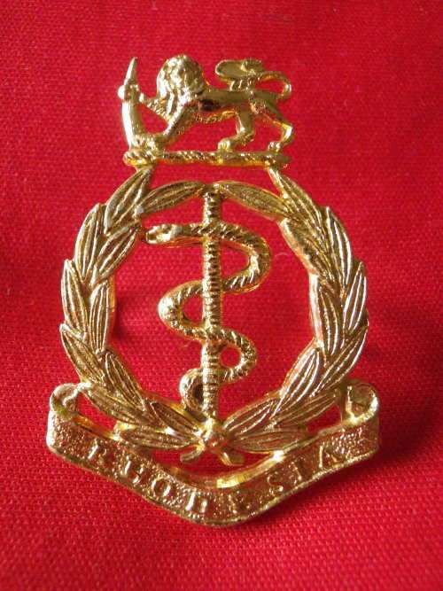 RHODESIAN MEDICAL CORPS GOLD ANODISED CAP BADGE    (5360)