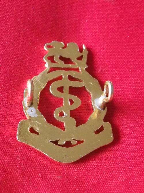 RHODESIAN MEDICAL CORPS GOLD ANODISED CAP BADGE    (5360)