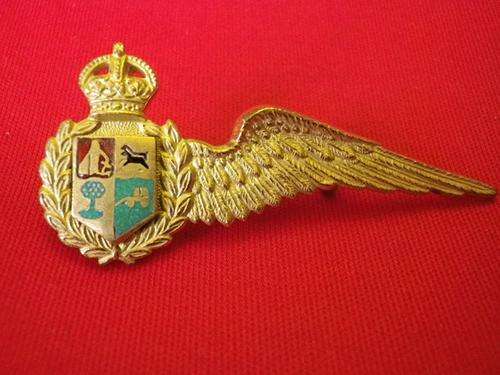 SOUTH AFRICAN AIR FORCE -  NAVIGATORS GILDING METAL + ENAMEL K/C MESS DRESS HALF WING