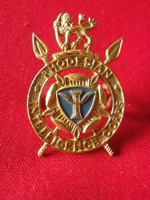 RHODESIAN INTELLIGENCE CORPS - GOLD ANODISED + ENAMEL CAP BADGE   (5395)