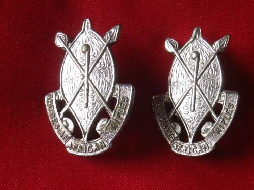 RHODESIAN AFRICAN RIFLES  - CHROME PAIR COLLAR BADGES      (5405)