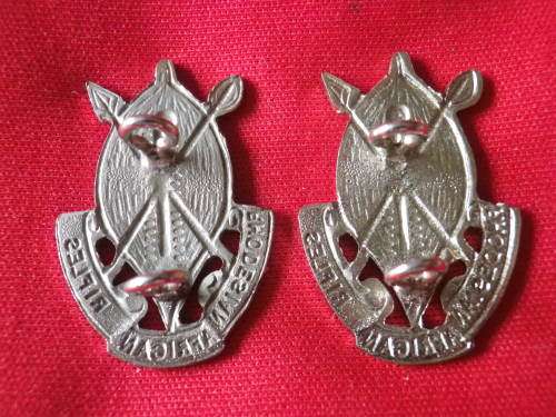 RHODESIAN AFRICAN RIFLES  - CHROME PAIR COLLAR BADGES      (5405)