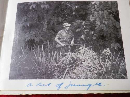 22 SAS BRITISH (RHODESIAN) MALAYA 1951  - SIGNED CHRISTMAS CARD + PHOTO   (111)