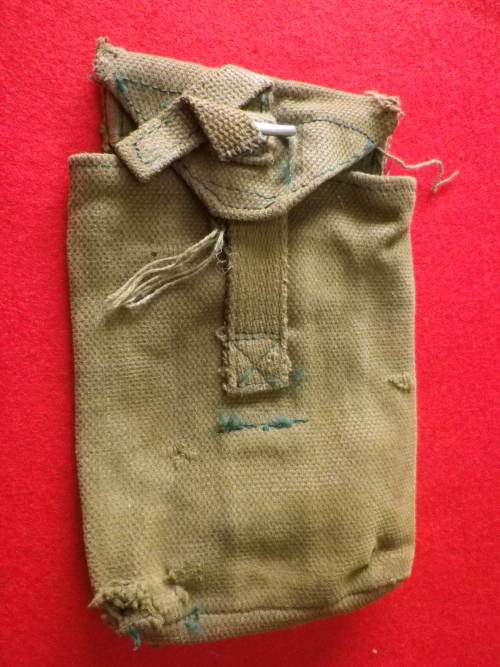 RHODESIAN ARMY MAG POUCH - HAS SEEN SOME ACTION !    (5561)