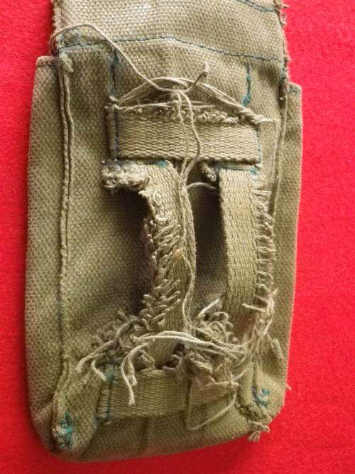 RHODESIAN ARMY MAG POUCH - HAS SEEN SOME ACTION !    (5561)