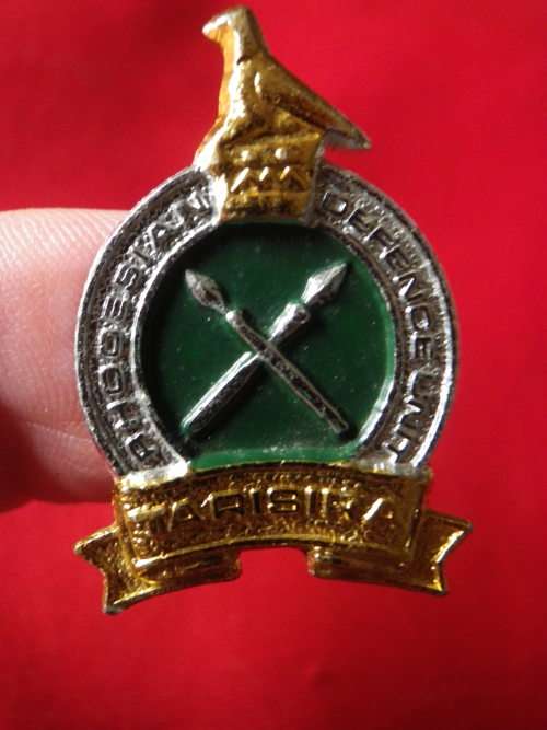 RHODESIAN DEFENCE UNIT  - BI COLOURED ANODISED + ENAMEL CAP BADGE     (3365)