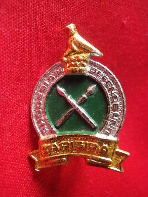 RHODESIAN DEFENCE UNIT  - BI COLOURED ANODISED + ENAMEL CAP BADGE     (3365)