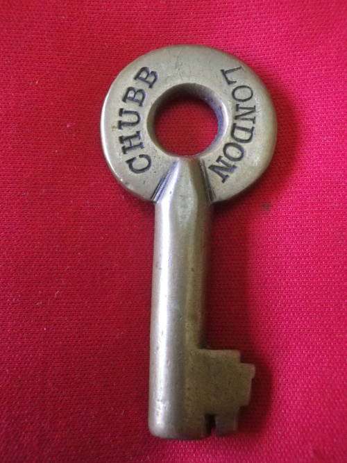 RHODESIA RAILWAYS  - SAFE ? BRASS KEY - MADE CHUBB LONDON -  LENGTH 55mm      (5799)