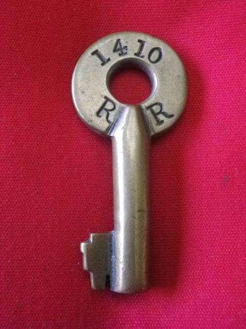 RHODESIA RAILWAYS  - SAFE ? BRASS KEY - MADE CHUBB LONDON -  LENGTH 55mm      (5799)