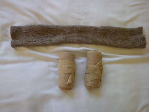 ROYAL RHODESIAN REGT.  - PAIR SHORT PUTTEES FOR PARADE DRESS - 1950-1960's + HOSE TOP HOLDER (5994)