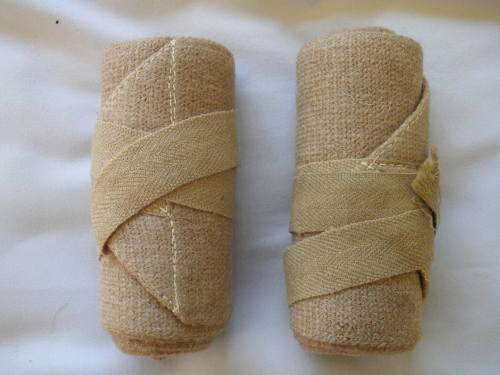 ROYAL RHODESIAN REGT.  - PAIR SHORT PUTTEES FOR PARADE DRESS - 1950-1960's + HOSE TOP HOLDER (5994)