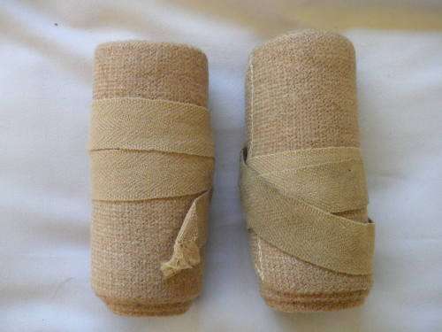 ROYAL RHODESIAN REGT.  - PAIR SHORT PUTTEES FOR PARADE DRESS - 1950-1960's + HOSE TOP HOLDER (5994)