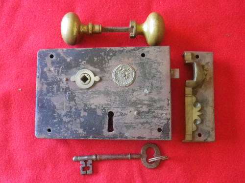 EARLY 18TH CENTURY WORKING RIM LOCK SET (LIFT UP)  INC. ORIGINAL KEY + ORIGINAL LH STAPLE  -  RARE