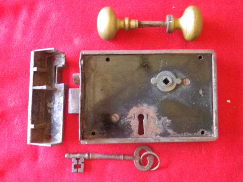 EARLY 18TH CENTURY WORKING RIM LOCK SET (LIFT UP)  INC. ORIGINAL KEY + ORIGINAL LH STAPLE  -  RARE