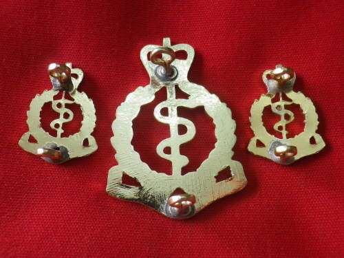 RHODESIA - MEDICAL CORPS GOLD ANODISED CAP + COLLAR BADGES - PRE UDI  -    (6363)