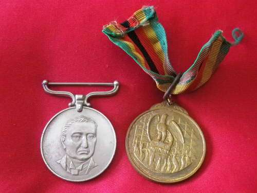 RHODESIAN GSM FULL SIZE MEDAL TO GUNNER (RhA) + ZIM INDEPENDENCE MEDAL - SEE PICS   (3623)
